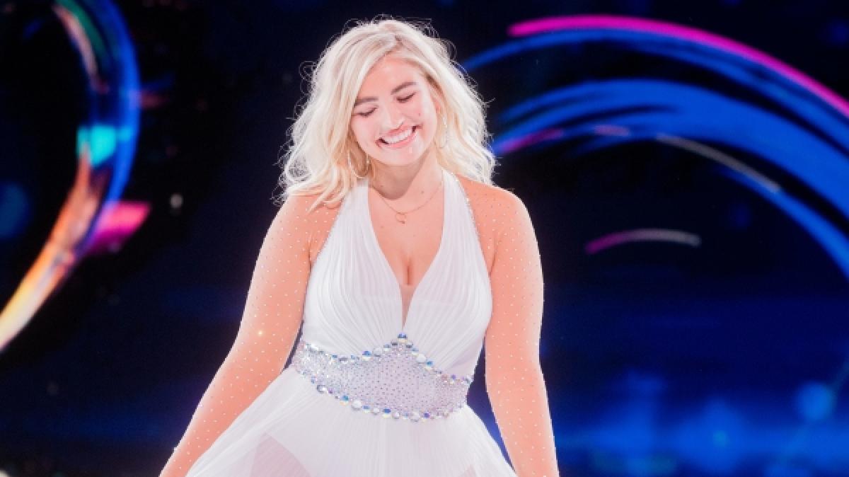 Sarina Nowak heizt Fans im roten Cut-Out-Bikini ein. (Foto)
