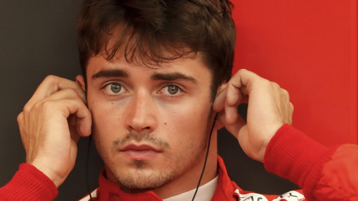 Charles Leclerc bereitet sich hier auf das Freie Training f&uuml;r den Gro&szlig;en Preis von Singapur vor. (Foto)