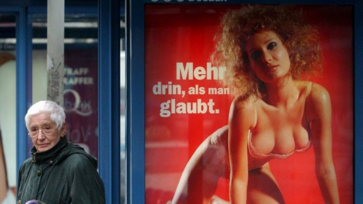 «Mehr drin als man glaubt.» Mit der dreibrüstigen Frau wollte der Media-Markt 2001 besonders viele Kunden anziehen. (Foto)