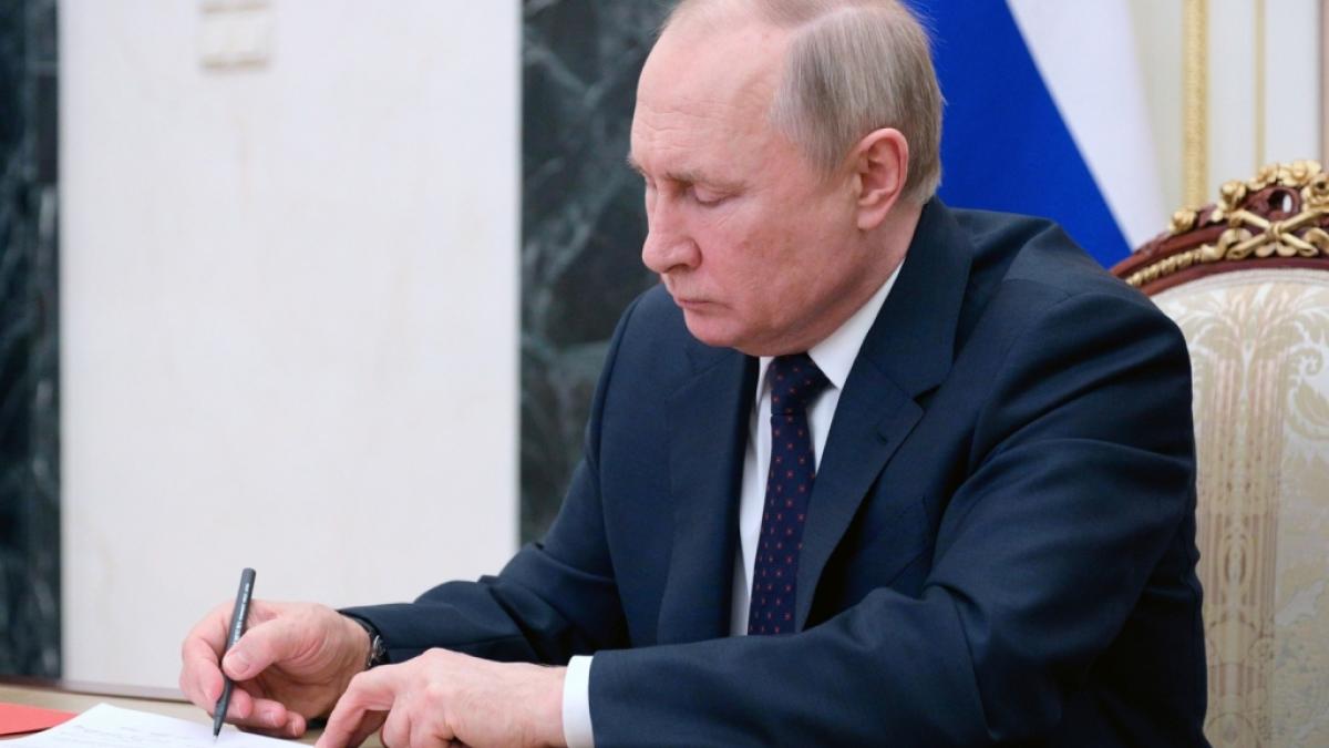 Putin l&auml;sst neuerdings einfach Flugzeuge auf Russland umschreiben. (Foto)