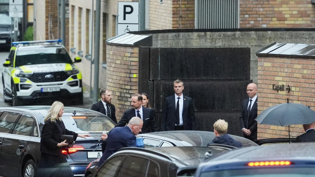 Norwegens neuer K&ouml;nig Haakon (M,r) und K&ouml;nigin Mette-Marit treffen in der Kapelle des Nationalkrankenhauses ein. (Foto)