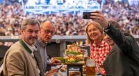 Markus Söder, Friedrich Merz, Bärbel Bas und Lars Klingbeil (v.l.) gönnten sich auf dem Münchner Oktoberfest eine deftige Brotzeit im Schottenhamel-Zelt.