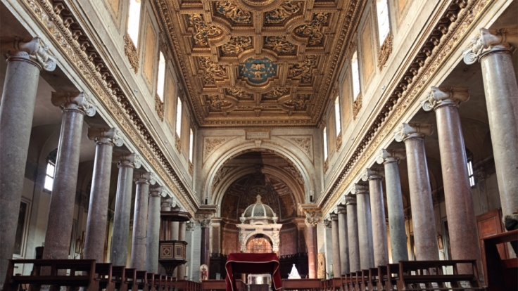 In zahlreiche italienischen Kirchen wie der hier gezeigten Kirche San Crisogono in Rom können Besucher den morbiden Charme von Reliquien bestaunen.