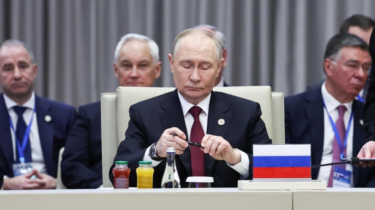 Mit seinem Angriffskrieg gegen die Ukraine sorgt der russische Pr&auml;sident Wladimir Putin (Mitte) auch f&uuml;r massive wirtschaftliche Probleme im eigenen Land. (Foto)