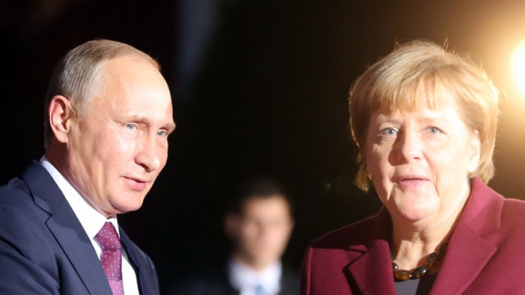 Bundeskanzlerin Angela Merkel begrüßt am 19. Oktober in Berlin den russischen Staatspräsidenten Wladimir Putin zum Ukraine-Gipfel vor dem Bundeskanzleramt.