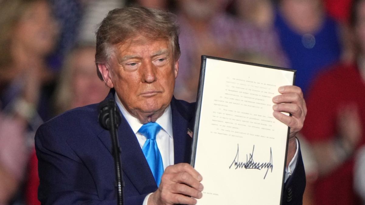 Donald Trump zeigte sich vor der Unterzeichnung einer neuen Verordnung in Nebraska verwirrt. (Foto)