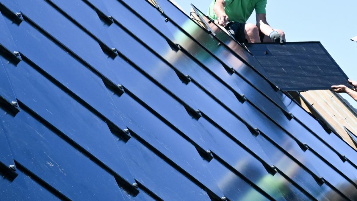 Neuartige Solar-Module:&nbsp;Handwerker arbeiten an einem Photovoltaik Dach (Foto)