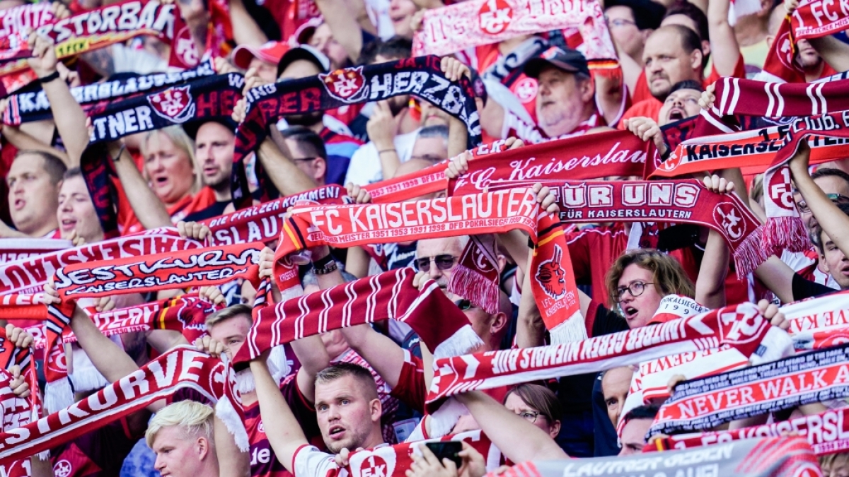 Die Fans des 1. FC Kaiserslautern jubeln ihrer Mannschaft zu. (Symbolbild) (Foto)