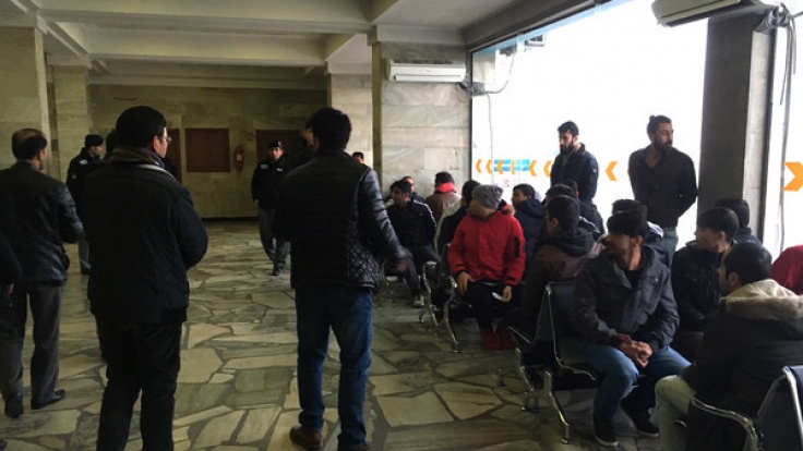 Ein Gruppe abgeschobener Afghanen am Flughafen in Kabul.