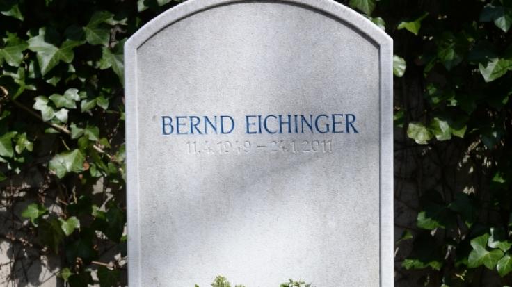 Filmproduzent Bernd Eichinger (1949 - 2011) wurde in München auf dem Friedhof St. Georg im Stadtteil Bogenhausen beigesetzt. Filmproduzent Bernd Eichinger (1949 - 2011) wurde in München auf dem Friedhof St. Georg im Stadtteil Bogenhausen beigesetzt. (Foto)