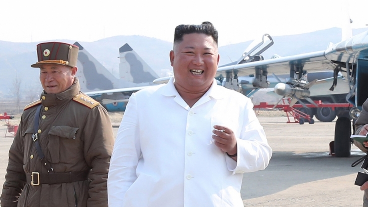 Nachdem tagelang wild über den Gesundheitszustand des nordkoreanischen Machthabers spekuliert wurde, ist Kim Jong-un wieder auf der Bildfläche erschienen.