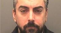 Ex-Lostprophets-Frontmann und Kinderschänder Ian Watkins wurde im Gefängnis von Mit-Insassen attackiert. Jetzt schwebt er in Lebensgefahr.
