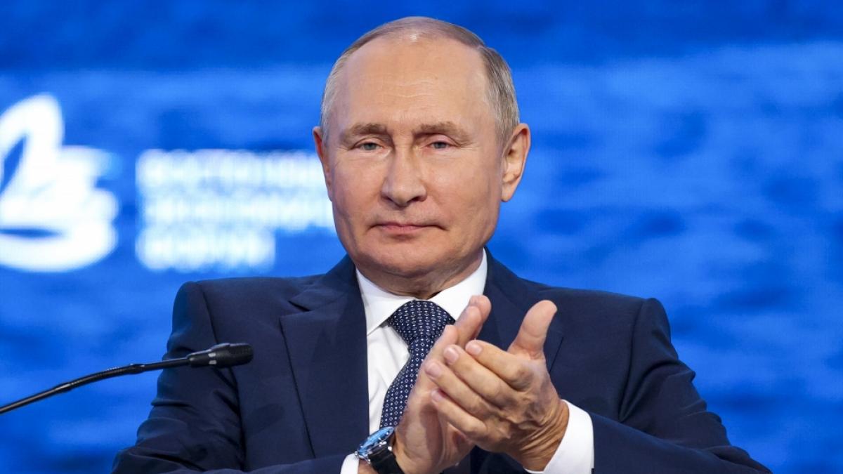 W&auml;hrend die russischen Truppen sich in der Ostukraine teilweise zur&uuml;ckgezogen haben, weiht Wladimir Putin in Moskau ein Riesenrad ein. (Foto)