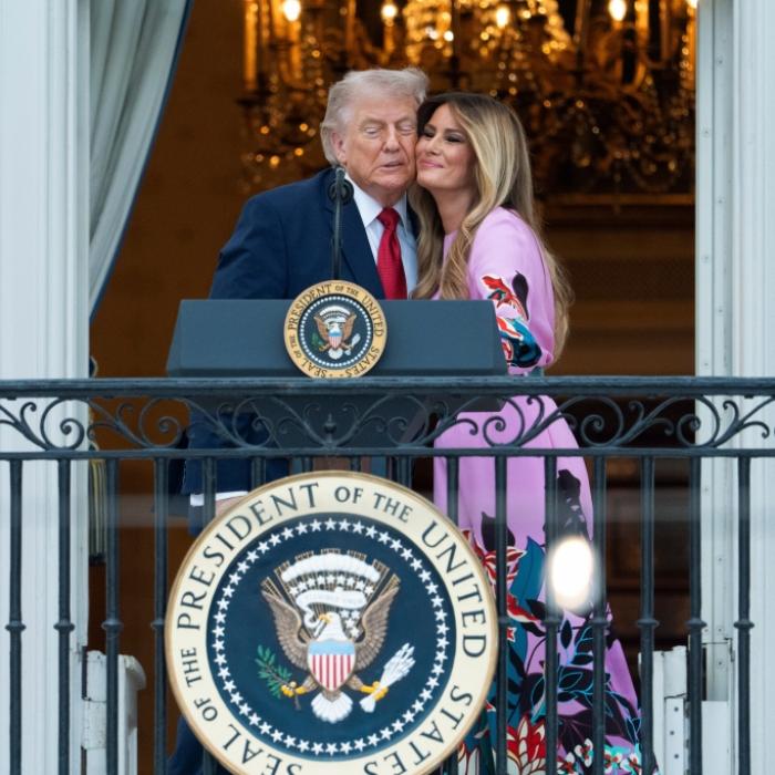 Trump-Pleite vor laufenden Kameras – Melania weicht Kuss aus