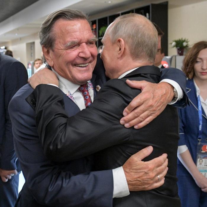 Wegen Putins Ukraine-Krieg: Altkanzler verliert Mitarbeiter und Podcast