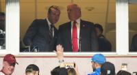 Donald Trump (r) und Pete Hegseth (l) besuchen ein NFL-Footballspiel zwischen den Washington Commanders und den Detroit Lions.