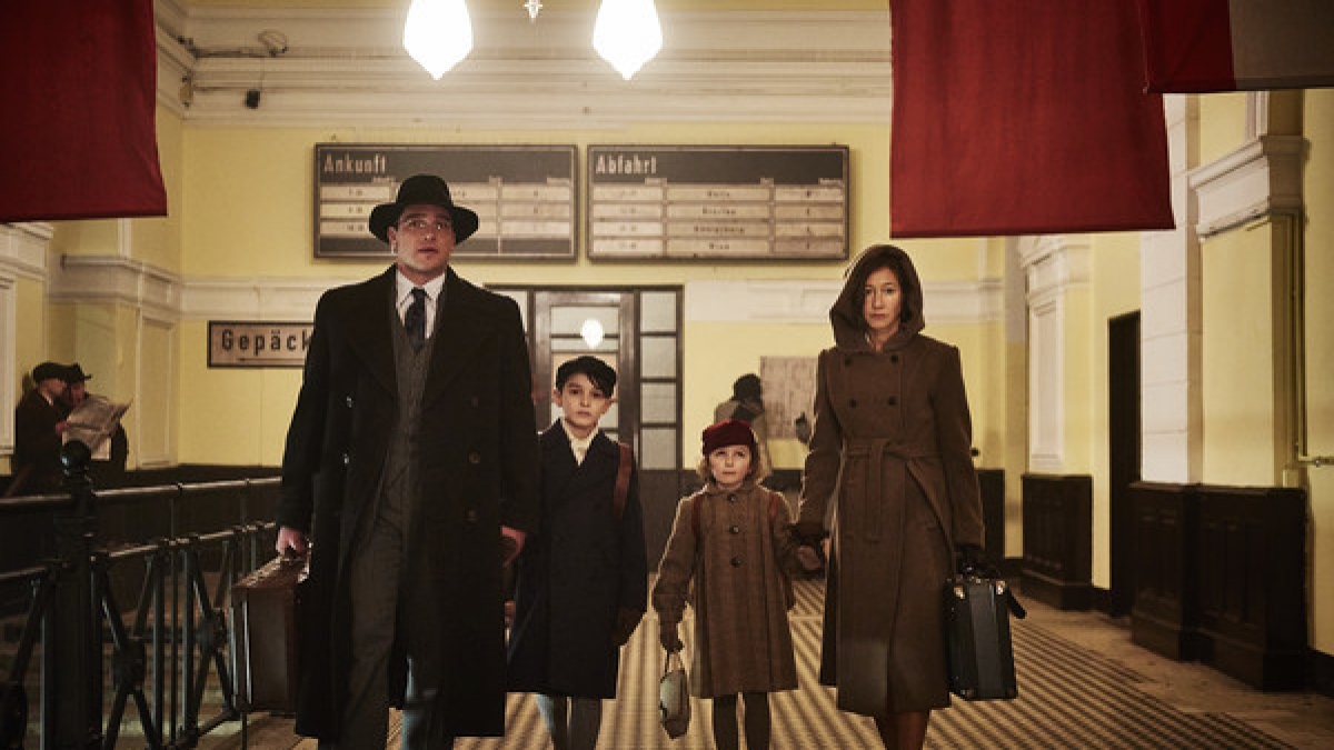 Richard (Ronald Zehrfeld) und Claire Kornitzer (Johanna Wokalek) sind entschlossen, ihre Kinder Georg (Moritz Hoyer) und Selma (Lisa Marie Trense) in Sicherheit zu bringen in dieser Szene des ZDF-Zweiteilers "Landgericht - Geschichte einer Familie". (Foto)