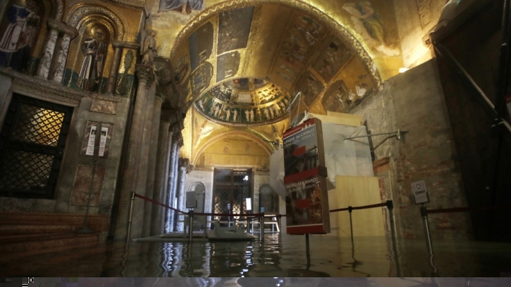 Der Eingangsbereich zum Markusdom ist durch das Rekord-Hochwasser in Venedig überflutet.