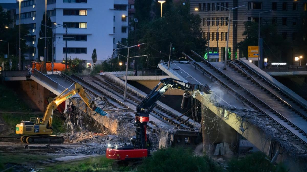 Mit Baggern werden weitere Teile der eingest&uuml;rzten Carolabr&uuml;cke abgerissen.&nbsp; (Foto)