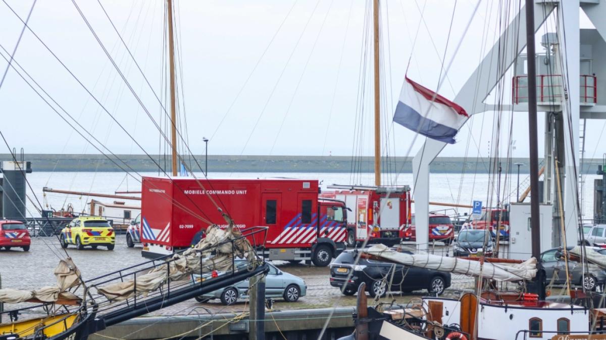 Einsatzkr&auml;fte von Notdiensten treffen im Hafen von Harlingen ein. (Foto)
