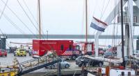 Einsatzkräfte von Notdiensten treffen im Hafen von Harlingen ein.
