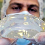 Silikon-Implantate sind teuer und nicht viele Frauen haben das Geld dafür. Mit Crowdfunding kann frau sich mit Hilfe von liquiden Männern ihren Wunsch erfüllen.