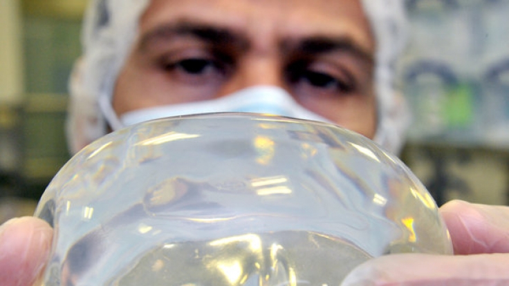 Silikon-Implantate sind teuer und nicht viele Frauen haben das Geld dafür. Mit Crowdfunding kann frau sich mit Hilfe von liquiden Männern ihren Wunsch erfüllen.