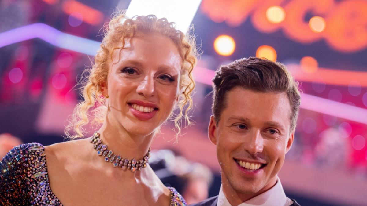 Anna Ermakova und Valentin Lusin tanzen einen Slowfox zu "Oops I Did It Again" von Britney Spears. (Foto)