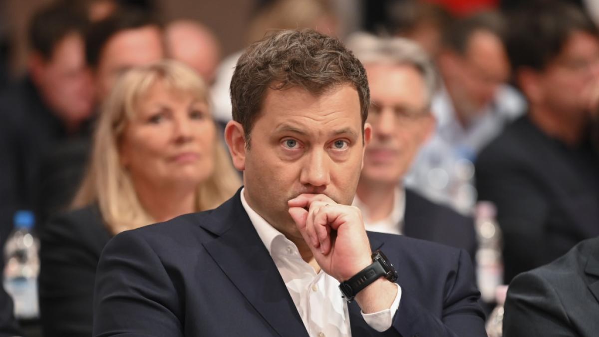 Desaster f&uuml;r Lars Klingbeil: Nur 65 Prozent der Delegierten w&auml;hlten ihn auf dem SPD-Parteitag erneut zum Parteichef. (Foto)