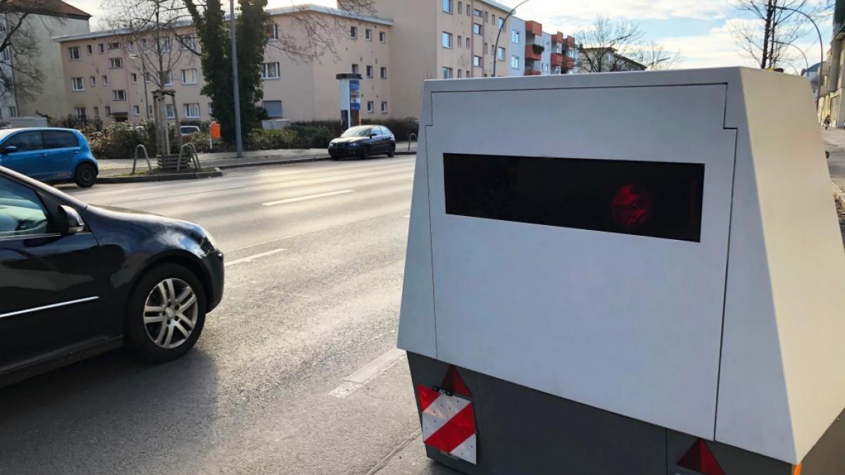 Blitzer-Anh&auml;nger dieser Art, dem sogenannten Enforcement Trailer, funktionieren mit Laser- bzw. Lidartechnologie. Man bemerkt einen Blitzer am kurz aufleuchtenden roten Licht. (Symbolbild) (Foto)