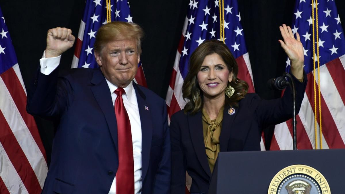 Die Aufnahme zeigt Donald Trump mit seiner ehemaligen&nbsp;Heimatschutzministerin Kristi Noem. (Foto)
