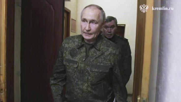 Das russische Staatsfernsehen zeigte Wladimir Putin in Militäruniform.