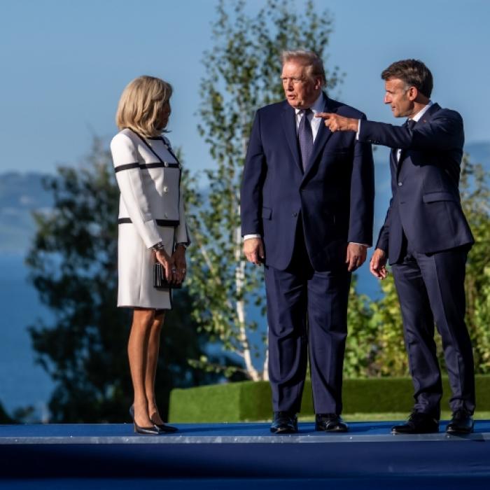 Lippenleserin enthüllt, was er Brigitte Macron ins Ohr geflüstert hat