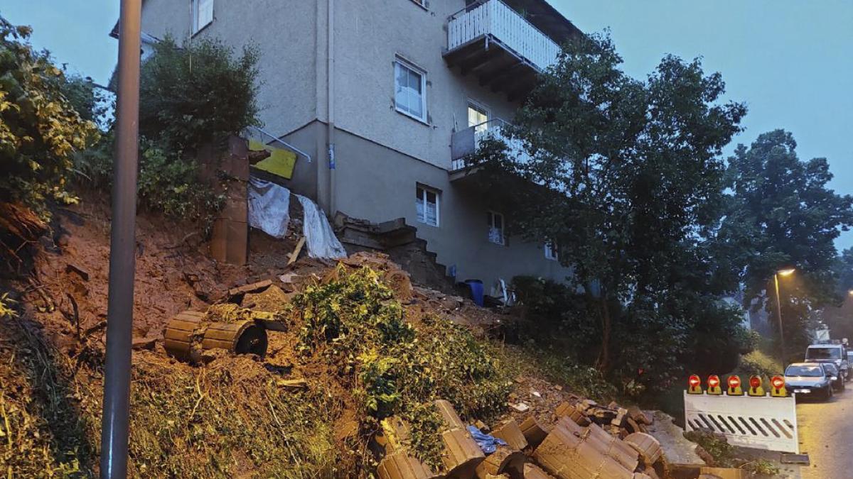 Abgerutschte Betonsteine liegen auf einer Stra&szlig;e in&nbsp;Altensteig nach heftigen Unwettern. (Foto)