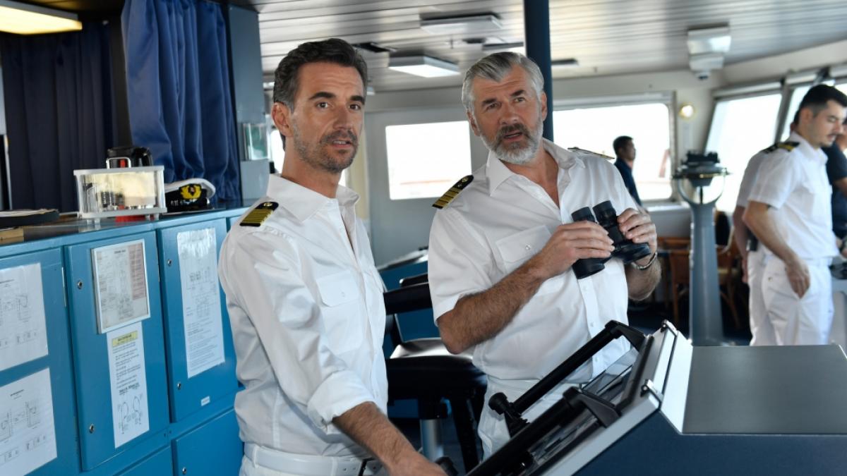 Kapit&auml;n Max Parger (Florian Silbereisen) und Staff-Kapit&auml;n Martin Grimm (Daniel Morgenroth) nehmen am Neujahrstag 2023 mit dem "Traumschiff" Kurs auf die Bahamas. (Foto)