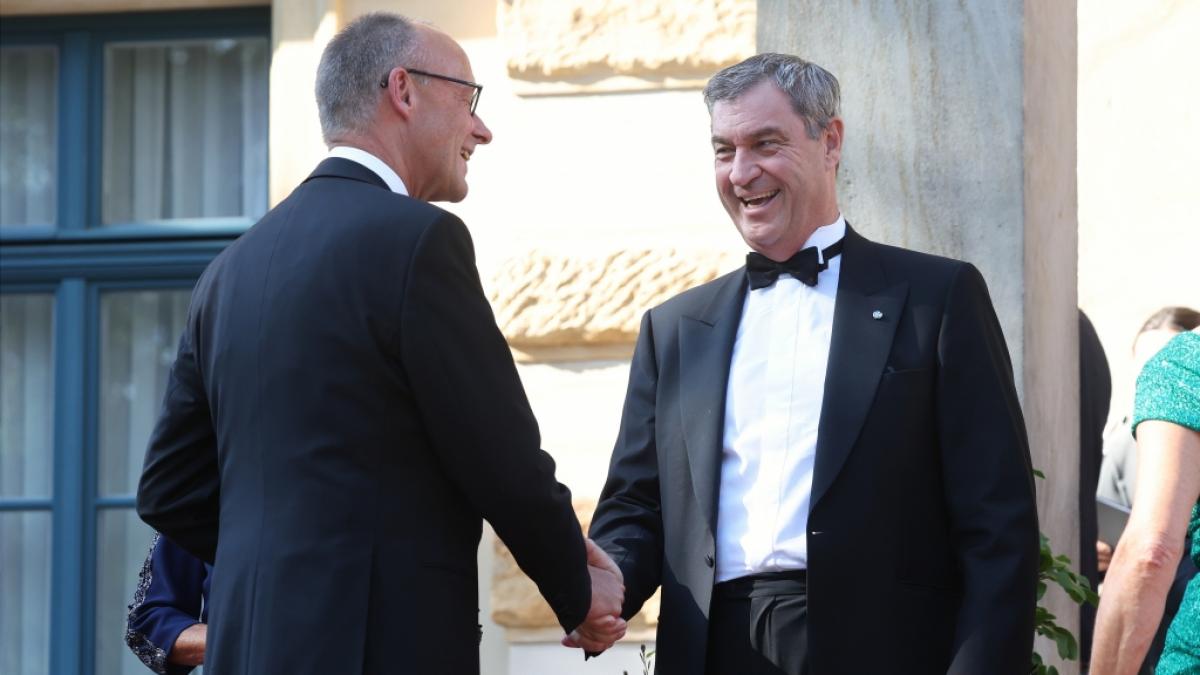 Friedrich Merz (links) und Markus S&ouml;der begr&uuml;&szlig;en sich in Bayreuth. (Foto)