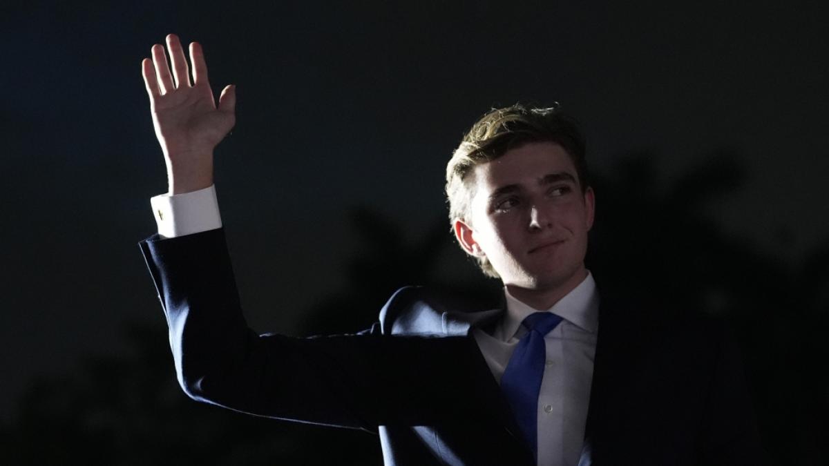 Barron Trump winkt, w&auml;hrend sein Vater, der ehemalige US-Pr&auml;sident Trump, bei einer Wahlkampfveranstaltung im Trump National Doral Miami spricht. (Foto)