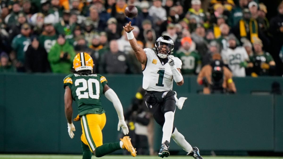 Jalen Hurts von den Philadelphia Eagles wirft den Ball, am 10.11.2025. (Symbolbild) (Foto)