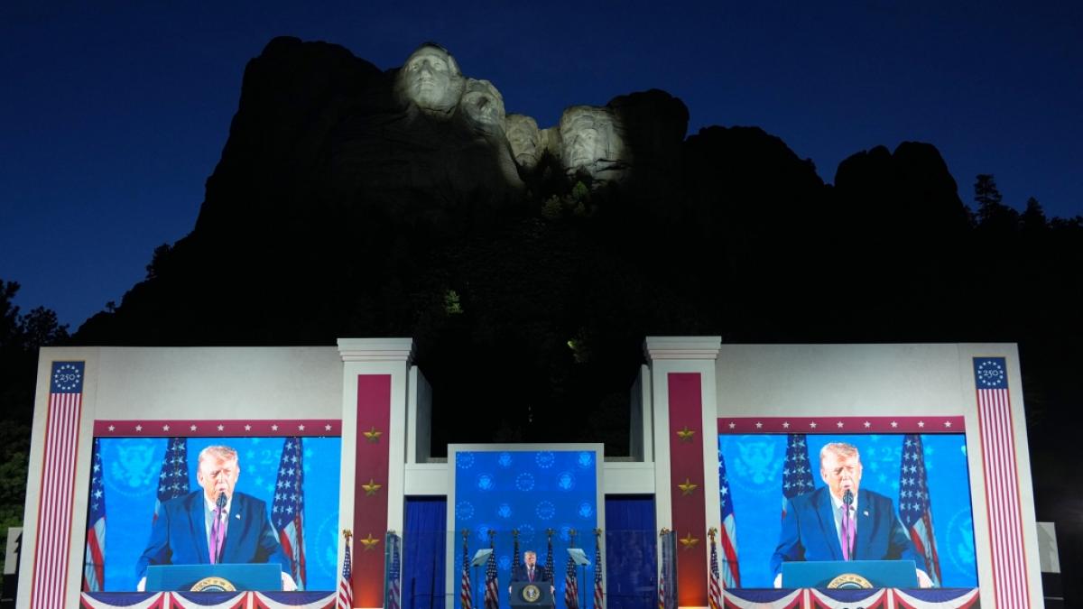 US-Pr&auml;sident Donald Trump h&auml;lt am Mount Rushmore National Memorial eine Rede. (Foto)