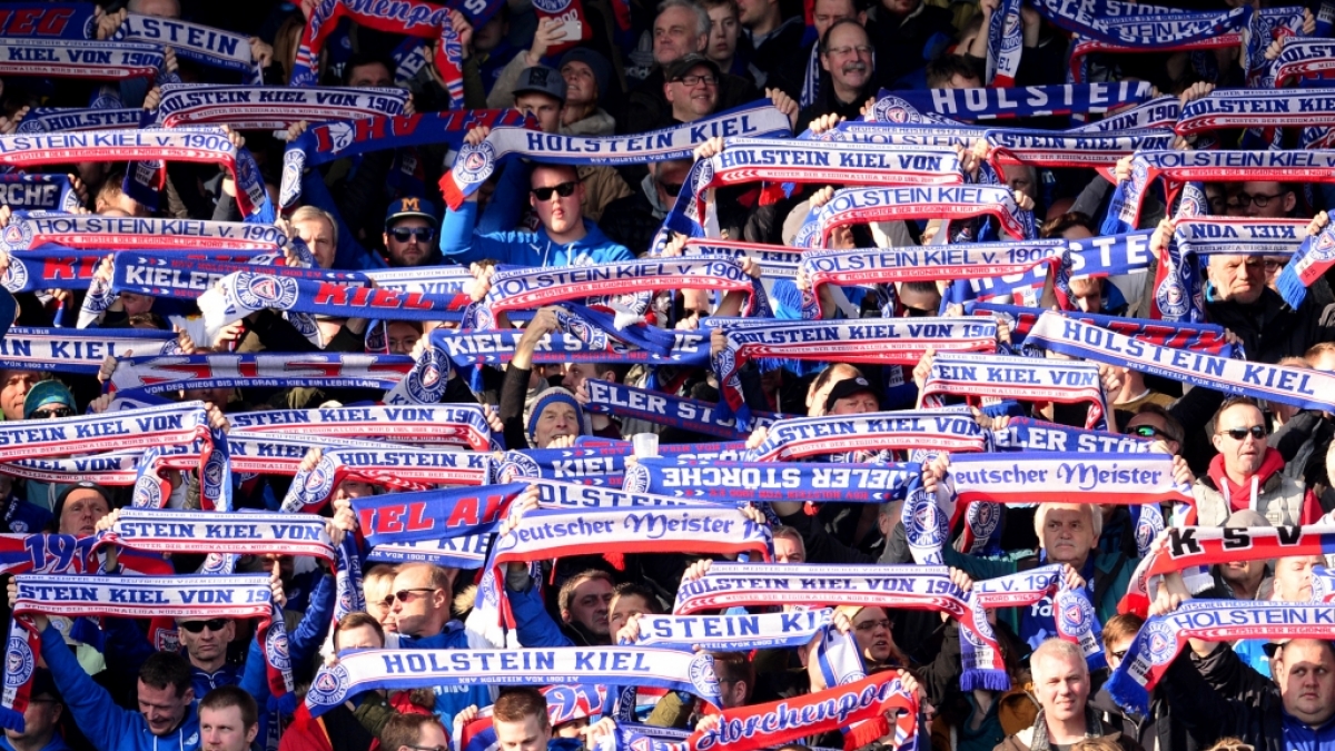 Mit den Schals zeigen die Fans von Holstein Kiel, zu welcher Mannschaft sie stehen. (Symbolbild) (Foto)