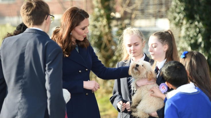 Zwei, die sich verstehen: Kate Middleton kuschelt mit ihrem neuen Freund, dem Mischlingshund Bear.
