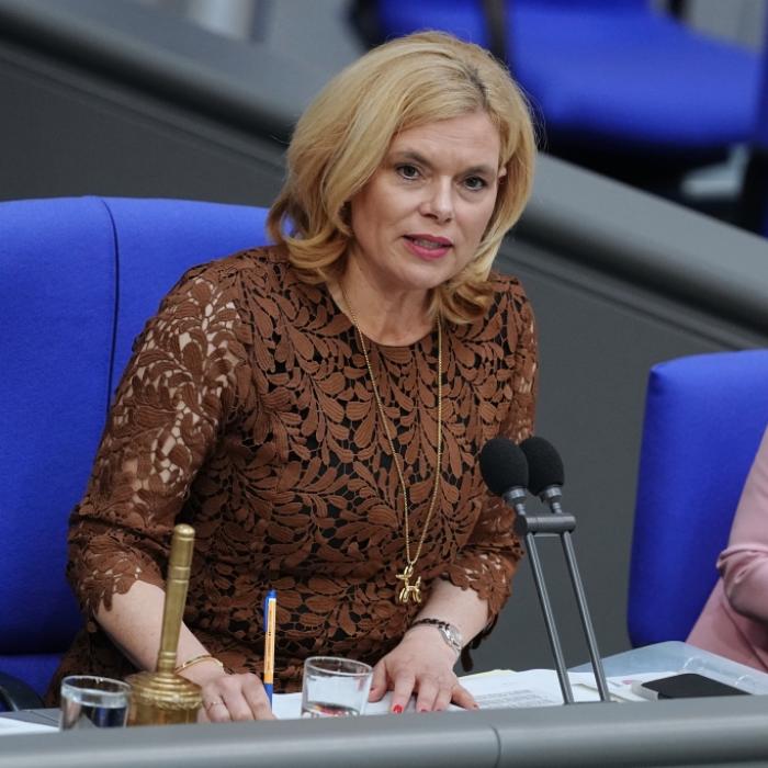 Linken-Abgeordnete rausgeschmissen, Besucherin stört Rede von Wadephul