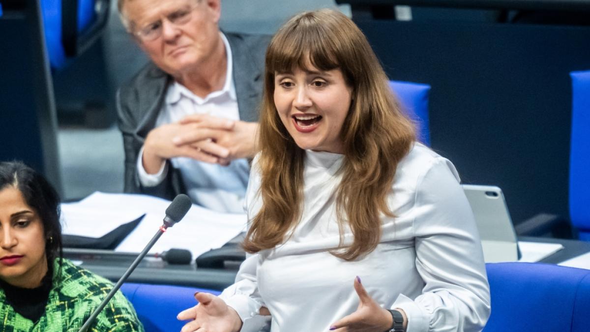 Auch bei ihr st&ouml;&szlig;t das Reformpaket der Bundesregierung auf Widerstand: Gr&uuml;nen-Abgeordnete Ricarda Lang (32) kritisiert den Umgang mit dem Krankenstand in Deutschland scharf. Sie spricht von reiner Symbolpolitik. (Foto)