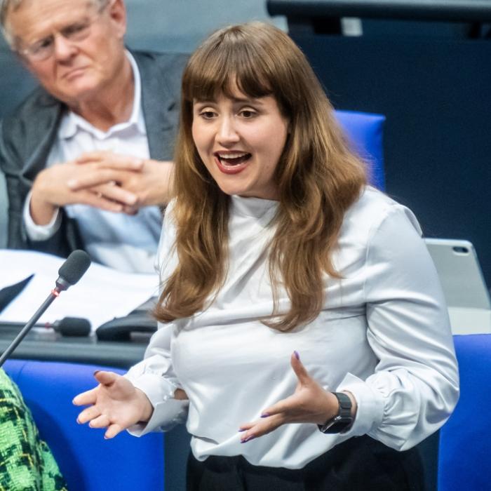 Ex-Grünen-Chefin knöpft sich Merz vor - 