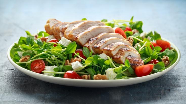 In der Schweiz wird ein Hähnchen-Salat zurückgerufen.