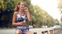 Sport- und Fitness-Fans lieben Proteinriegel. Dabei stecken viele dubiose Inhaltsstoffe in ihnen.