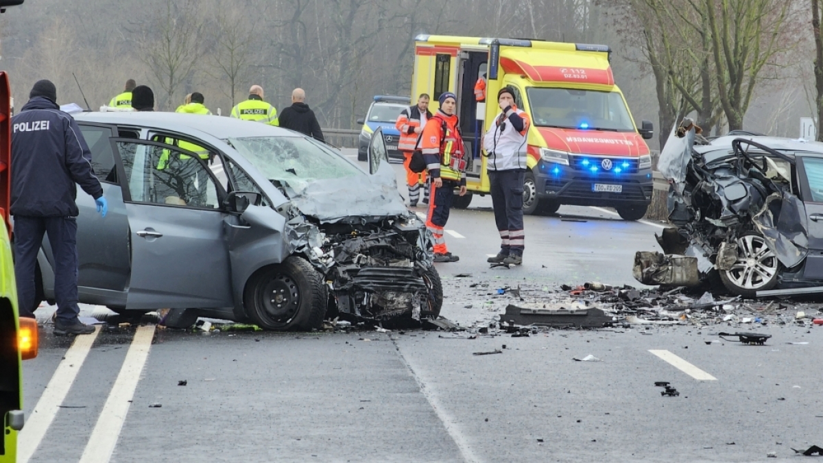 Rettungsdienste, Polizei und Sachverst&auml;ndige stehen nach dem schweren Unfall bei Eilenburg zwischen den Autowracks. (Foto)