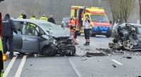 Rettungsdienste, Polizei und Sachverständige stehen nach dem schweren Unfall bei Eilenburg zwischen den Autowracks.