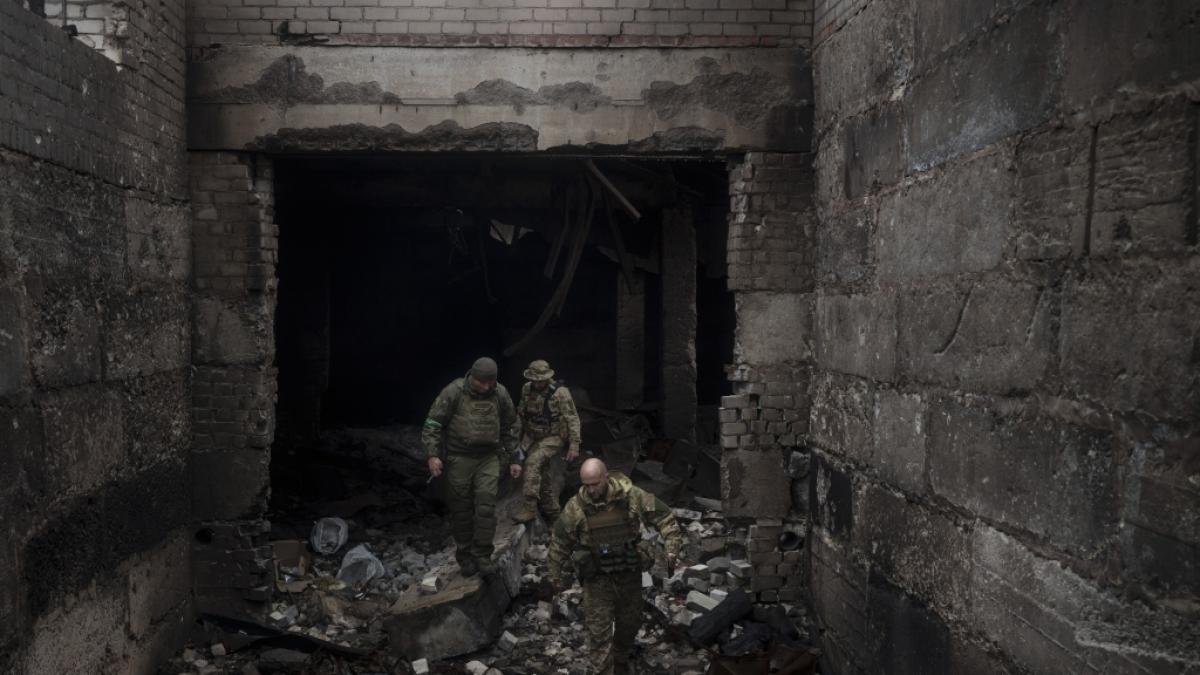 Ukrainische Soldaten gehen auf den Tr&uuml;mmer eines Geb&auml;ude, das zuvor von russischen Soldaten als provisorischer St&uuml;tzpunkt in Mala Rohan am Stadtrand von Charkiw genutzt wurde. (Foto)