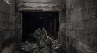 Ukrainische Soldaten gehen auf den Trümmer eines Gebäude, das zuvor von russischen Soldaten als provisorischer Stützpunkt in Mala Rohan am Stadtrand von Charkiw genutzt wurde.